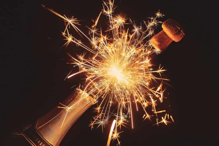 Bouteille de champagne avec étincelles festives