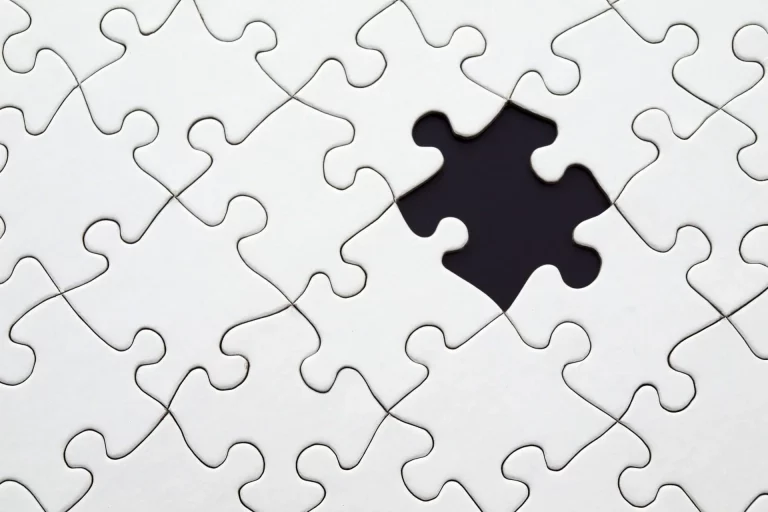Puzzle blanc avec pièce manquante au centre