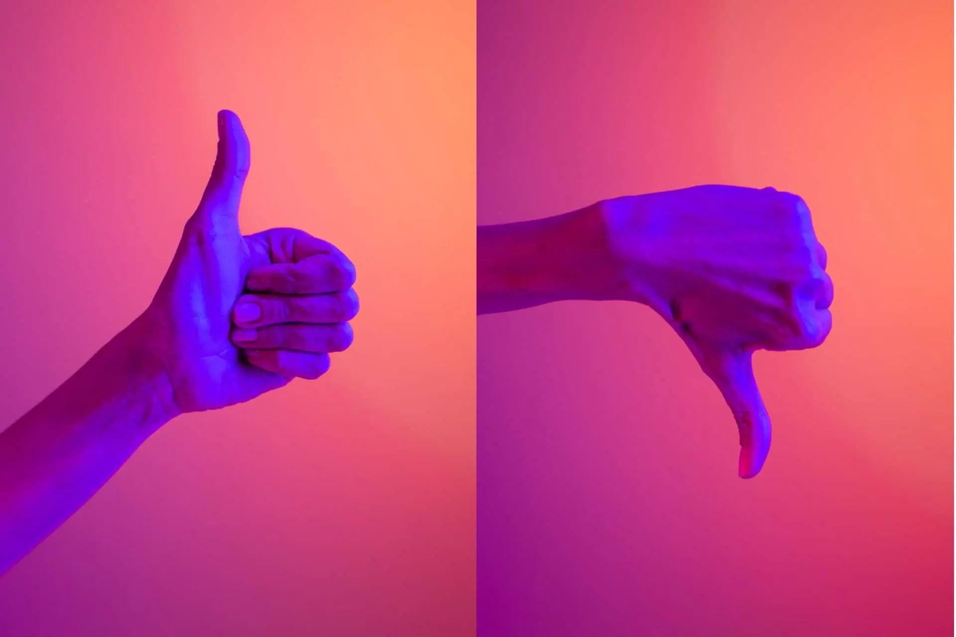 Mains pouce levé et pouce baissé avec des lumières violettes