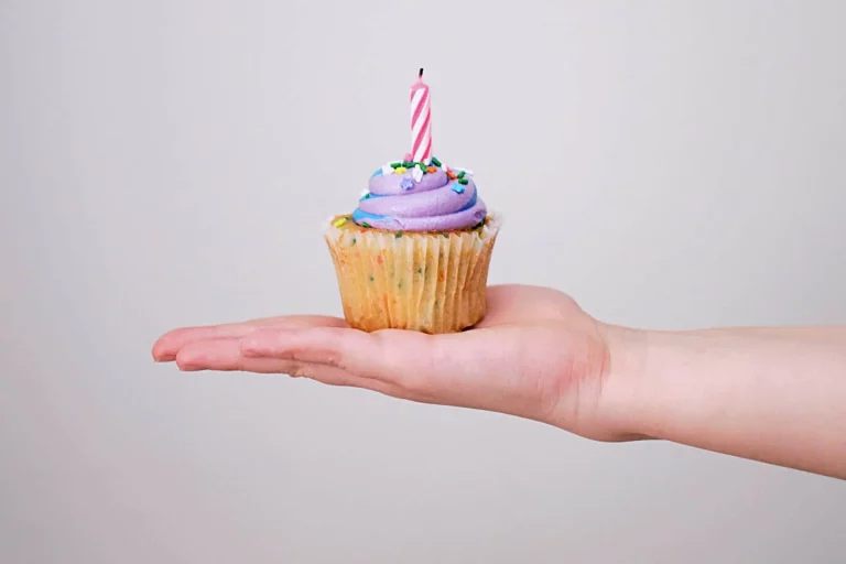 Main tenant un cupcake avec bougie