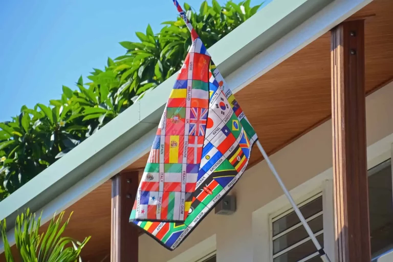 Drapeau international suspendu à une maison moderne