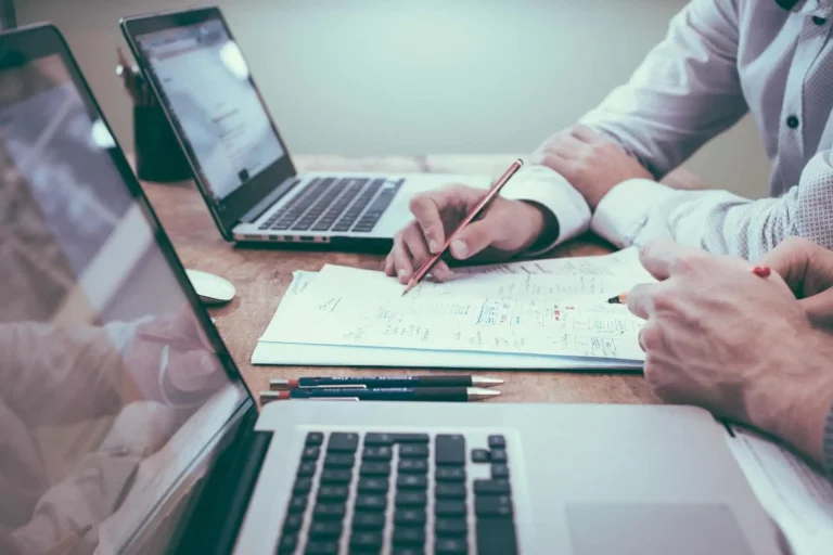 Professionnels travaillant avec ordinateurs et documents