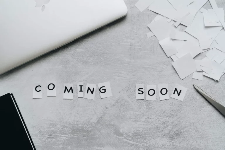 Bureau avec lettres disant 'Coming Soon'