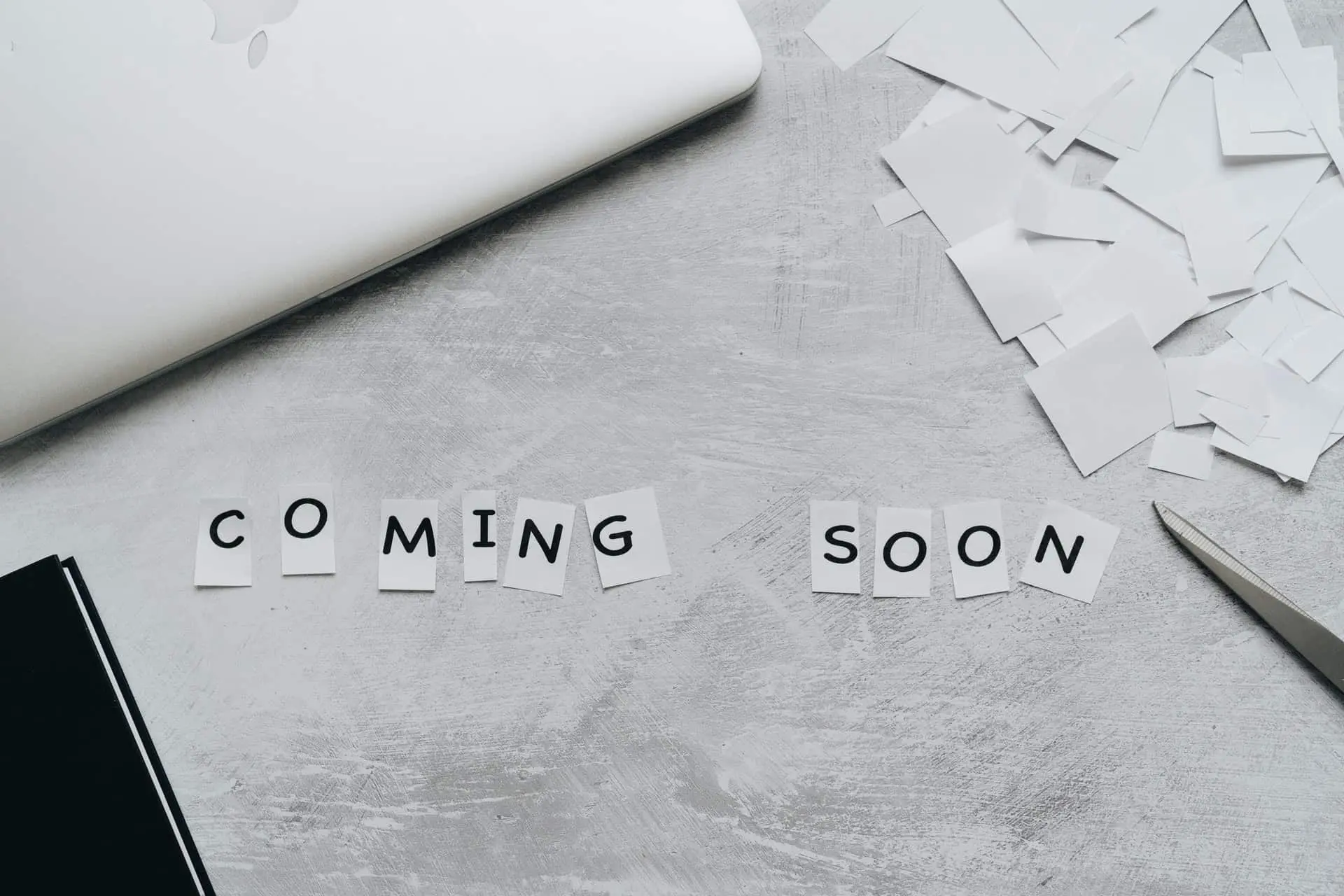Bureau avec lettres disant 'Coming Soon'