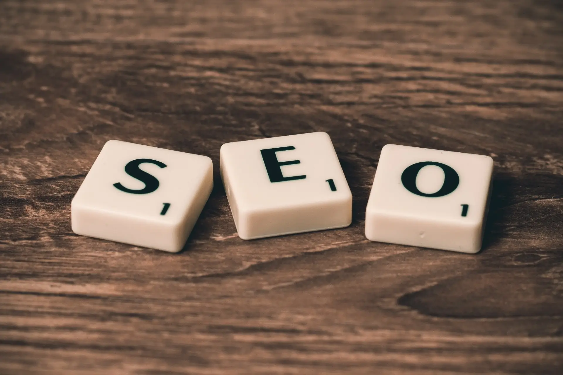 Lettres SEO sur fond boisé