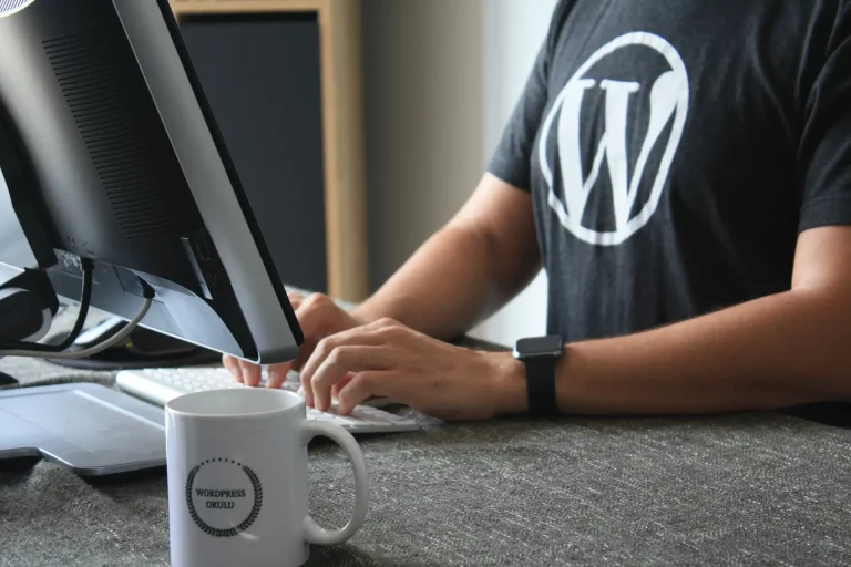 Homme travaillant sur ordinateur avec logo WordPress