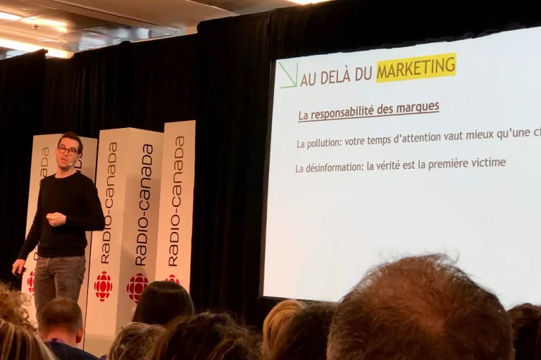 Conférencier présentant sur la responsabilité des marques devant un public de professionnels