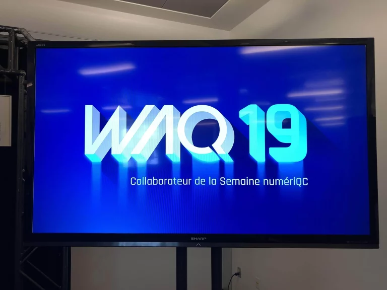 Écran affichant logo 'WAIQ 19' et texte promotionnel