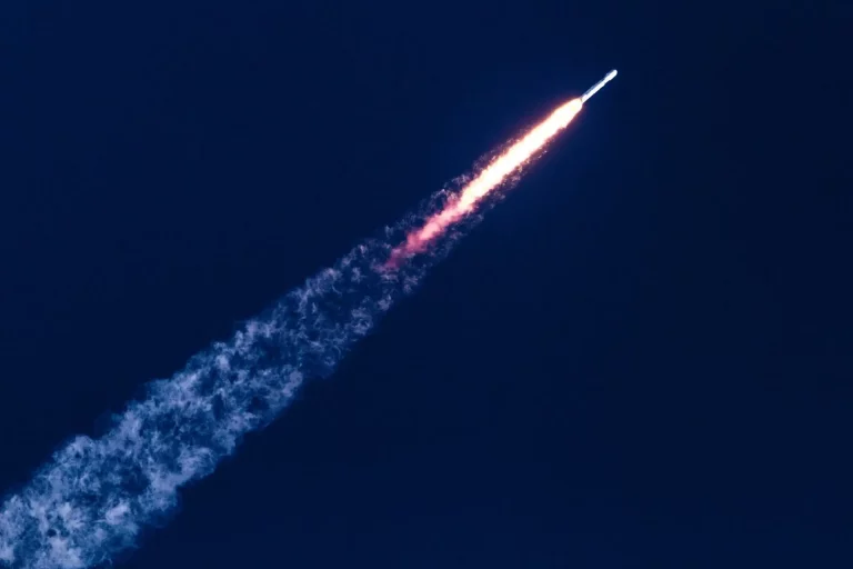 Fusée illuminant le ciel nocturne