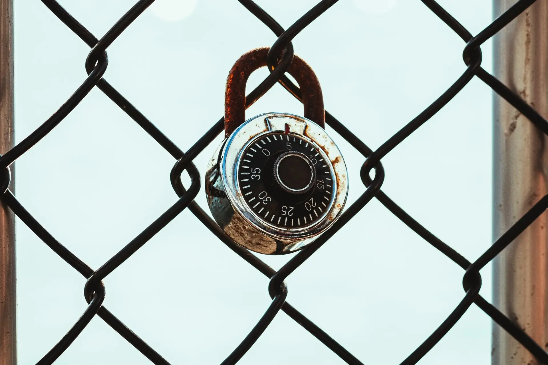 Cadenas rouillé sur grille métallique