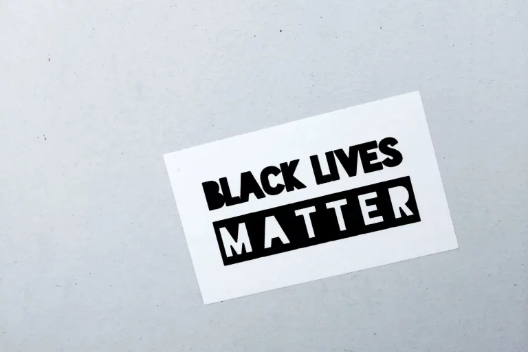 Affiche 'Black Lives Matter' sur fond gris