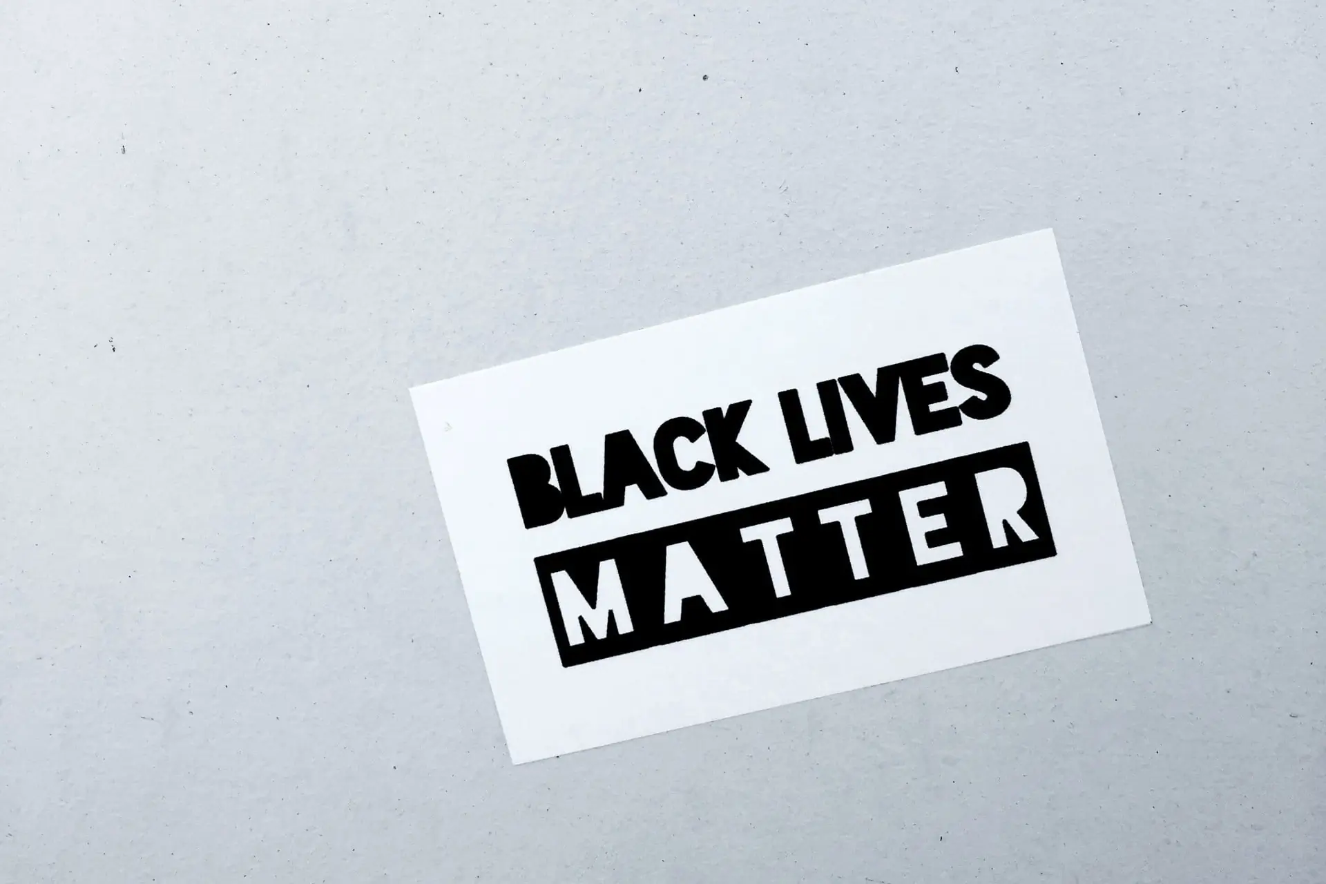Affiche 'Black Lives Matter' sur fond gris