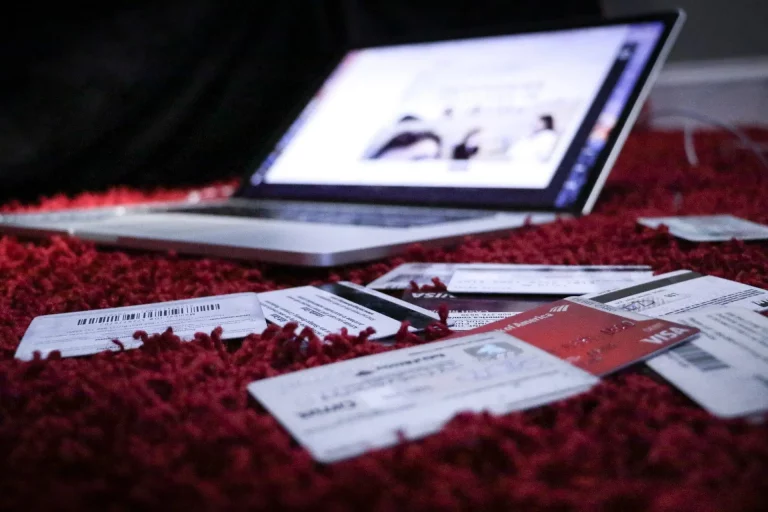 Ordinateur portable et cartes sur tapis rouge