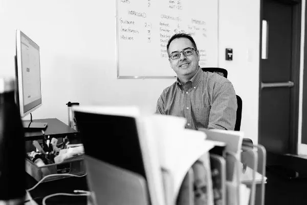 Portrait de Jean-François Arseneault dans son bureau.