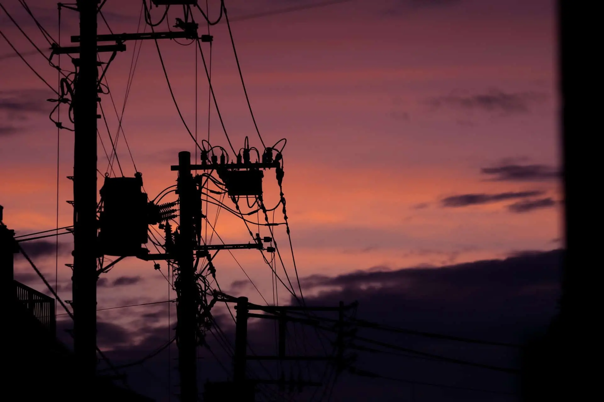 Pylônes électriques au coucher de soleil violet