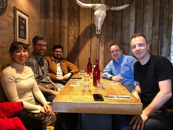 Photo de l'équipe de Satelitte WP autour d'une table dans un restaurant