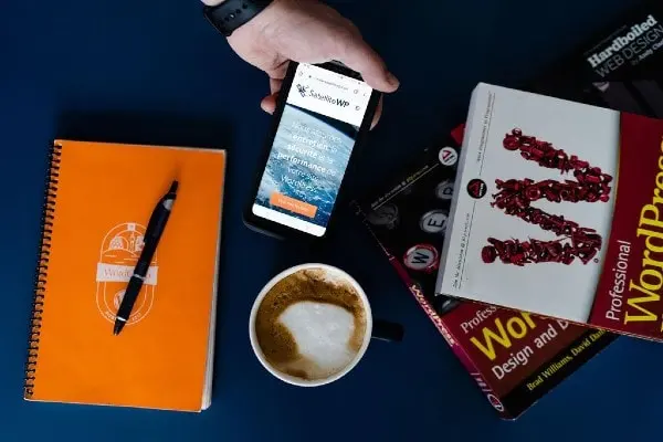 Smartphone, cahiers, café, séance de travail créative