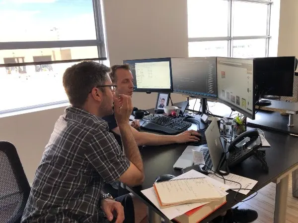 Photo d'équipe au bureau
