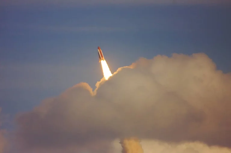 Navette spatiale s'élevant parmi les nuages