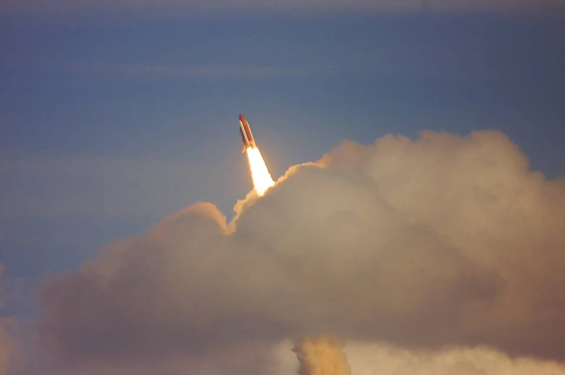 Navette spatiale s'élevant parmi les nuages