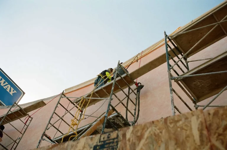 Ouvriers sur un échafaudage rénovant un bâtiment
