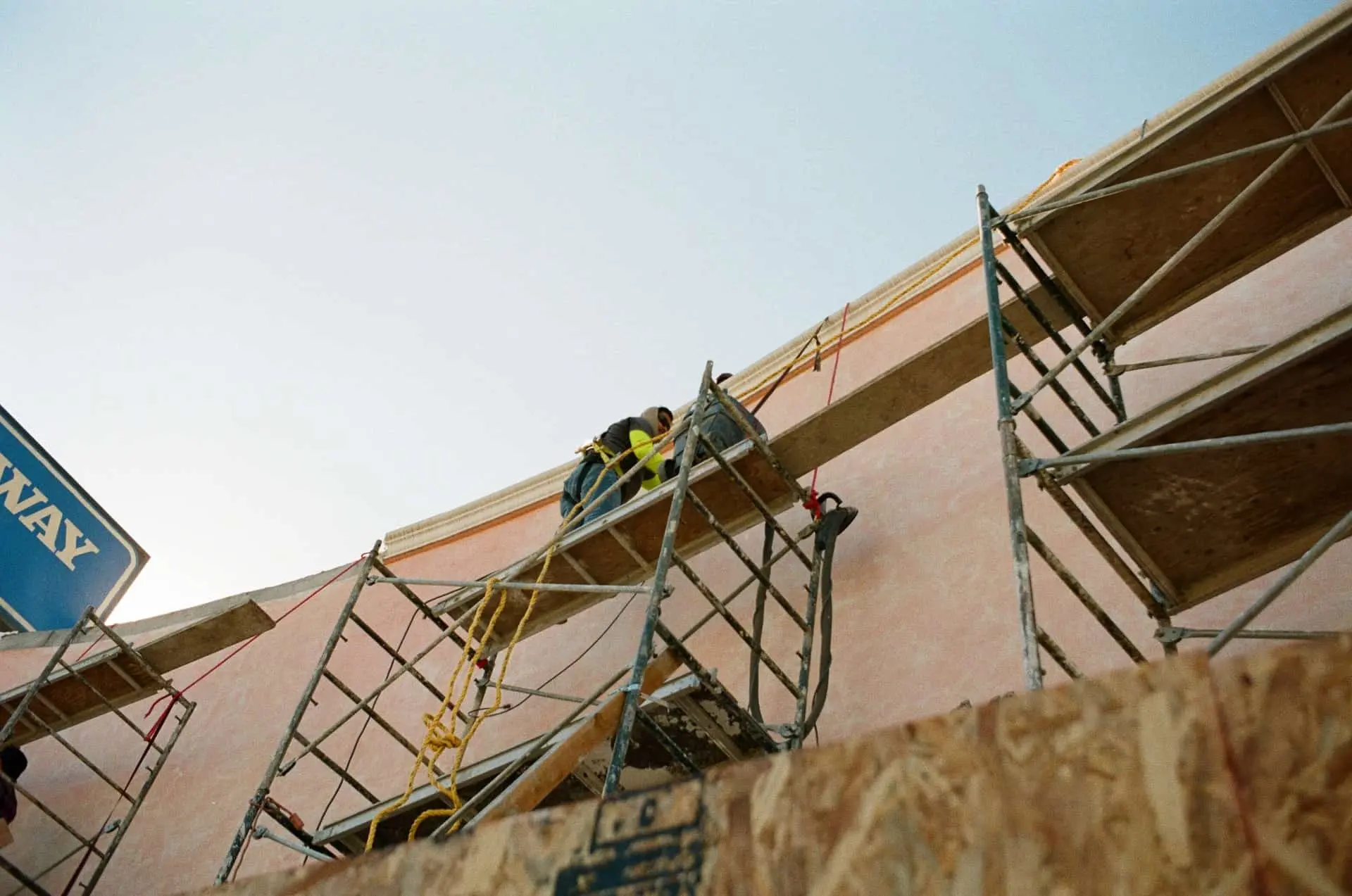 Ouvriers sur un échafaudage rénovant un bâtiment
