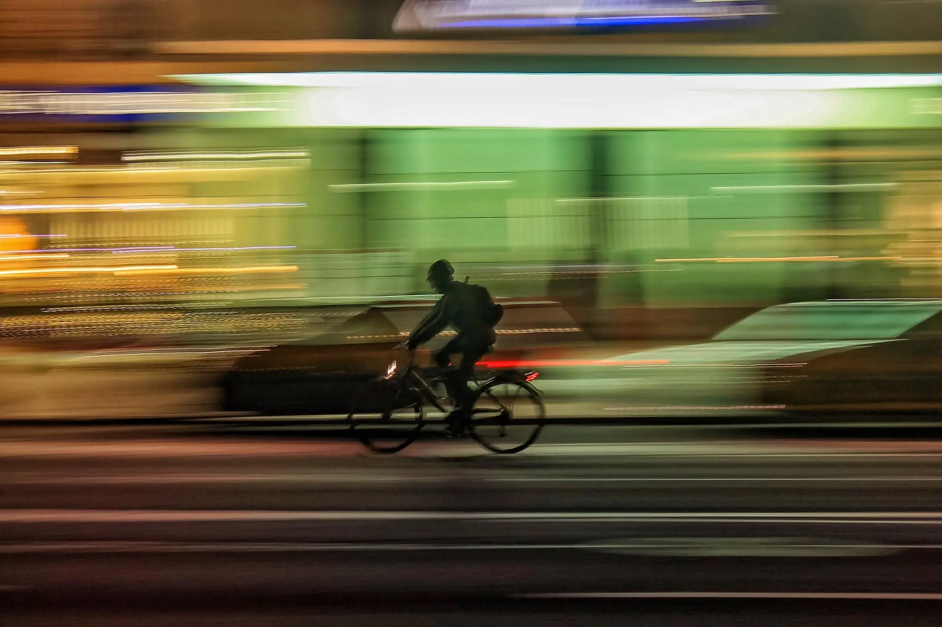 Cycliste en mouvement rapide en ville la nuit