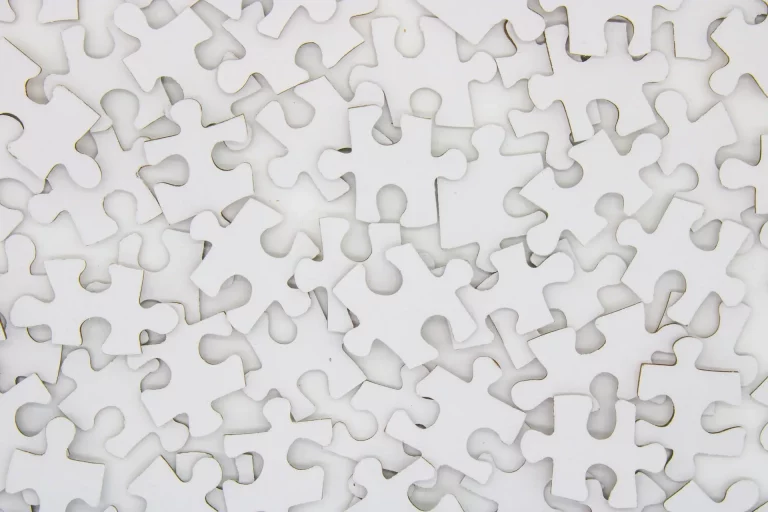 Puzzle blanc désassemblé en gros plan