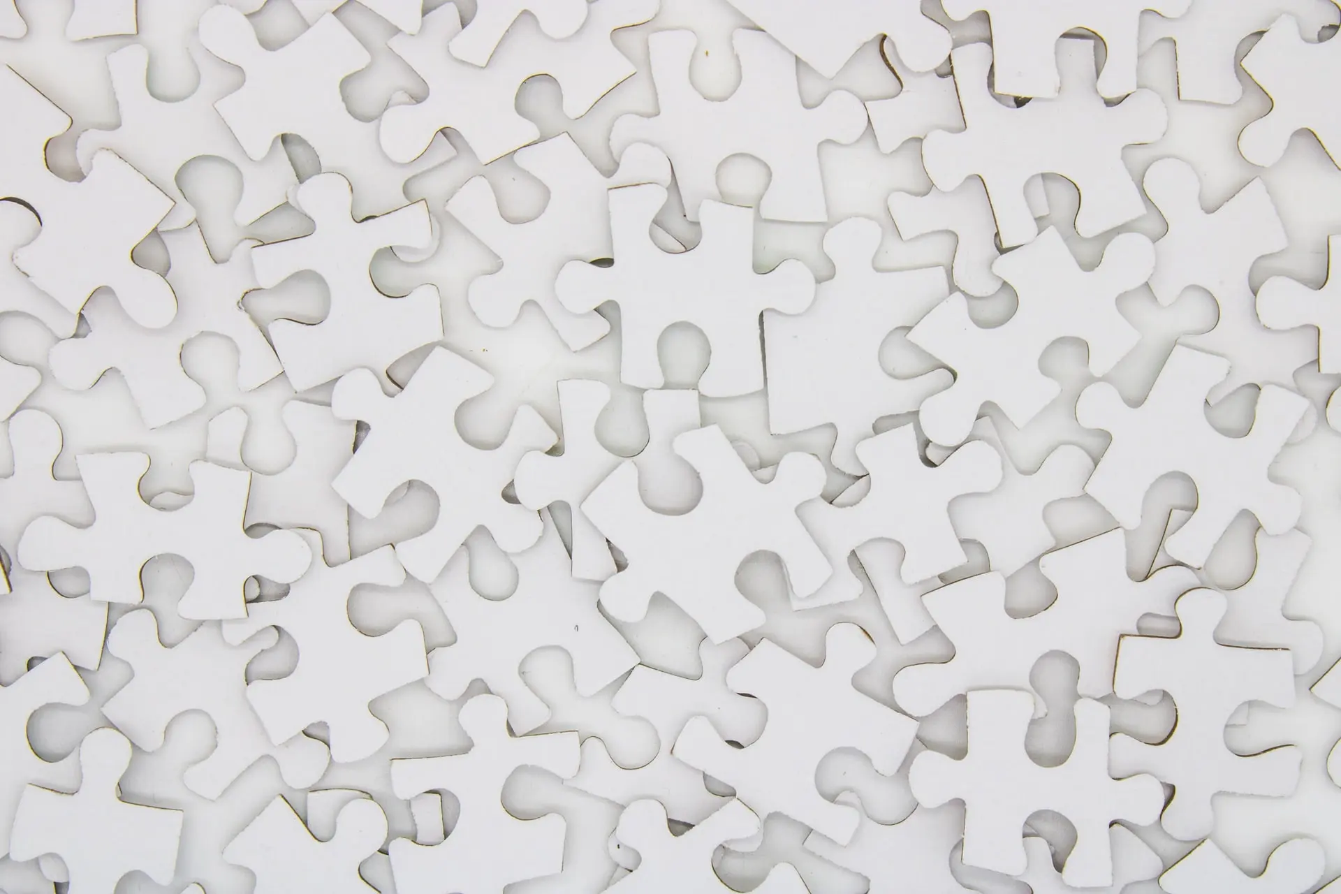 Puzzle blanc désassemblé en gros plan