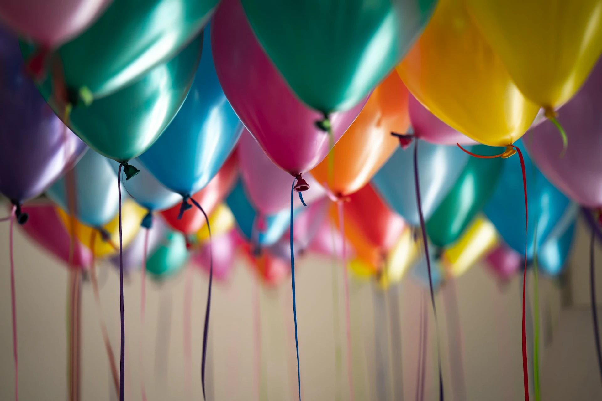 Ballons colorés suspendus avec des rubans