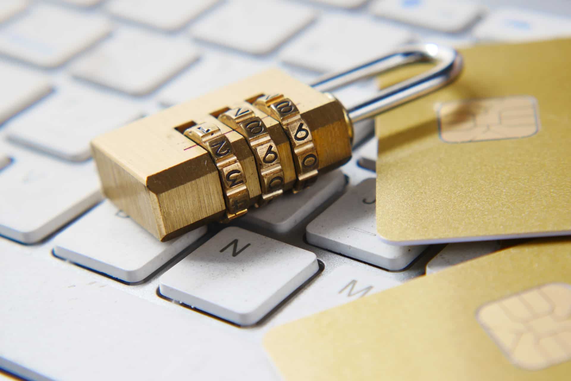 Cadenas sur clavier, concept de sécurité informatique
