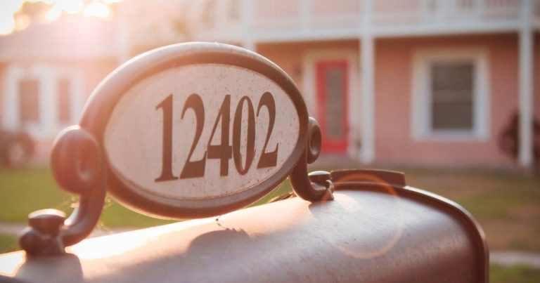 Numéro de maison 12402 sur boîte aux lettres vintage