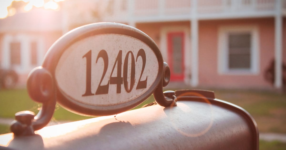 Numéro de maison 12402 sur boîte aux lettres vintage