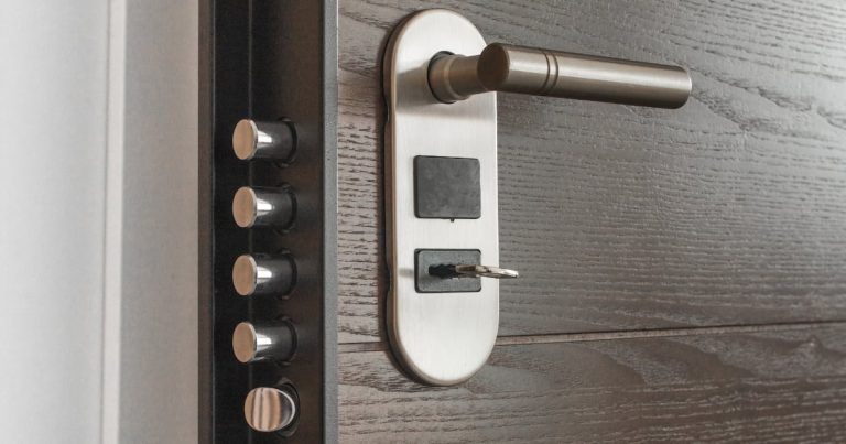 Serrure moderne sur porte en bois texturé