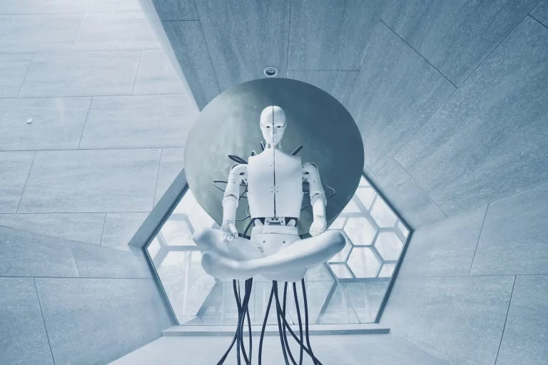 Un robot futuriste au cœur d'une architecture contemporaine.