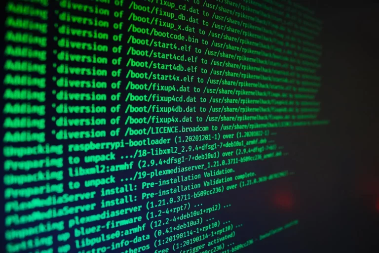 Écran avec du code informatique vert sur fond noir