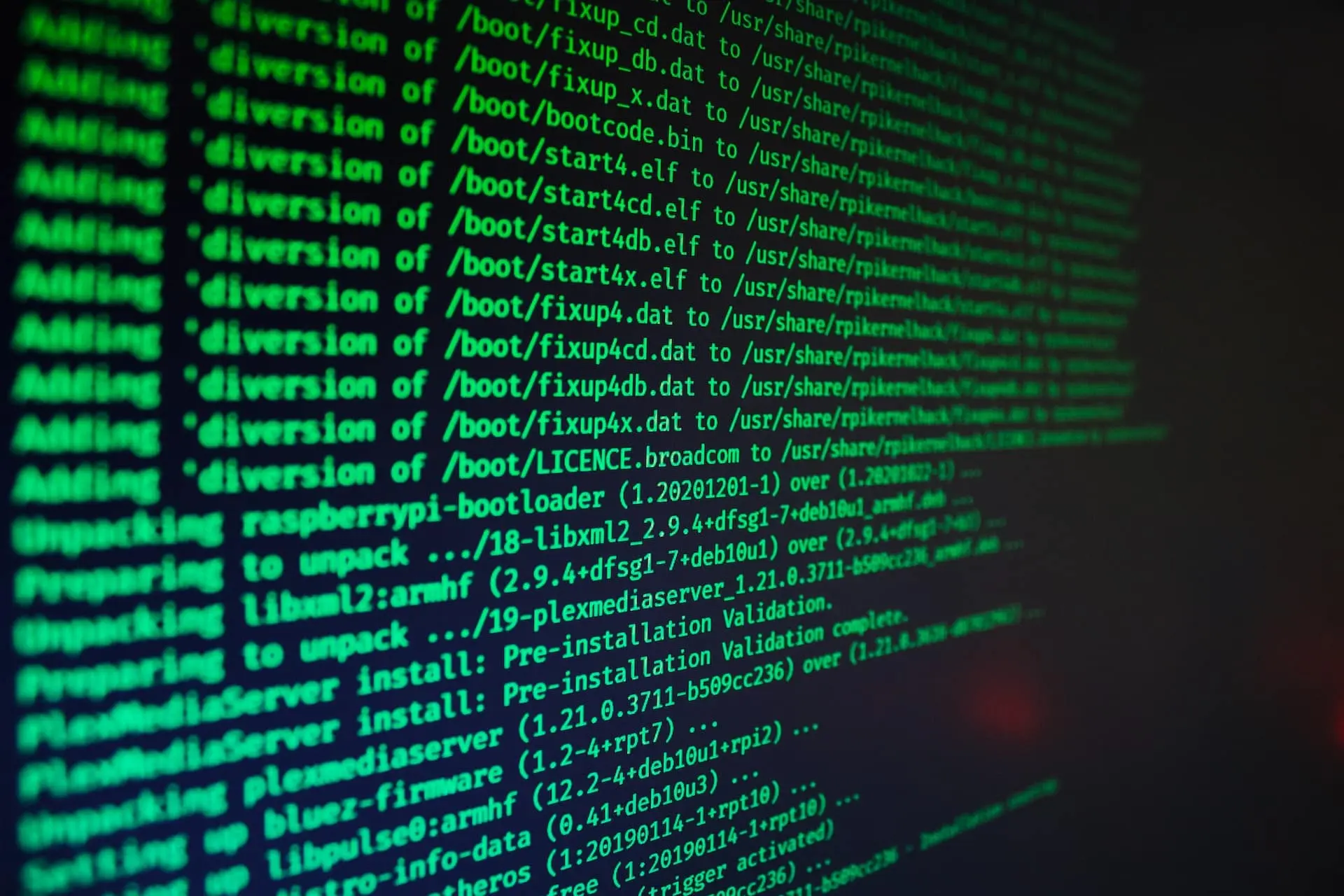 Écran avec du code informatique vert sur fond noir