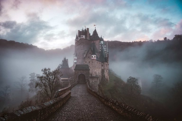 Château mystérieux dans le brouillard au crépuscule