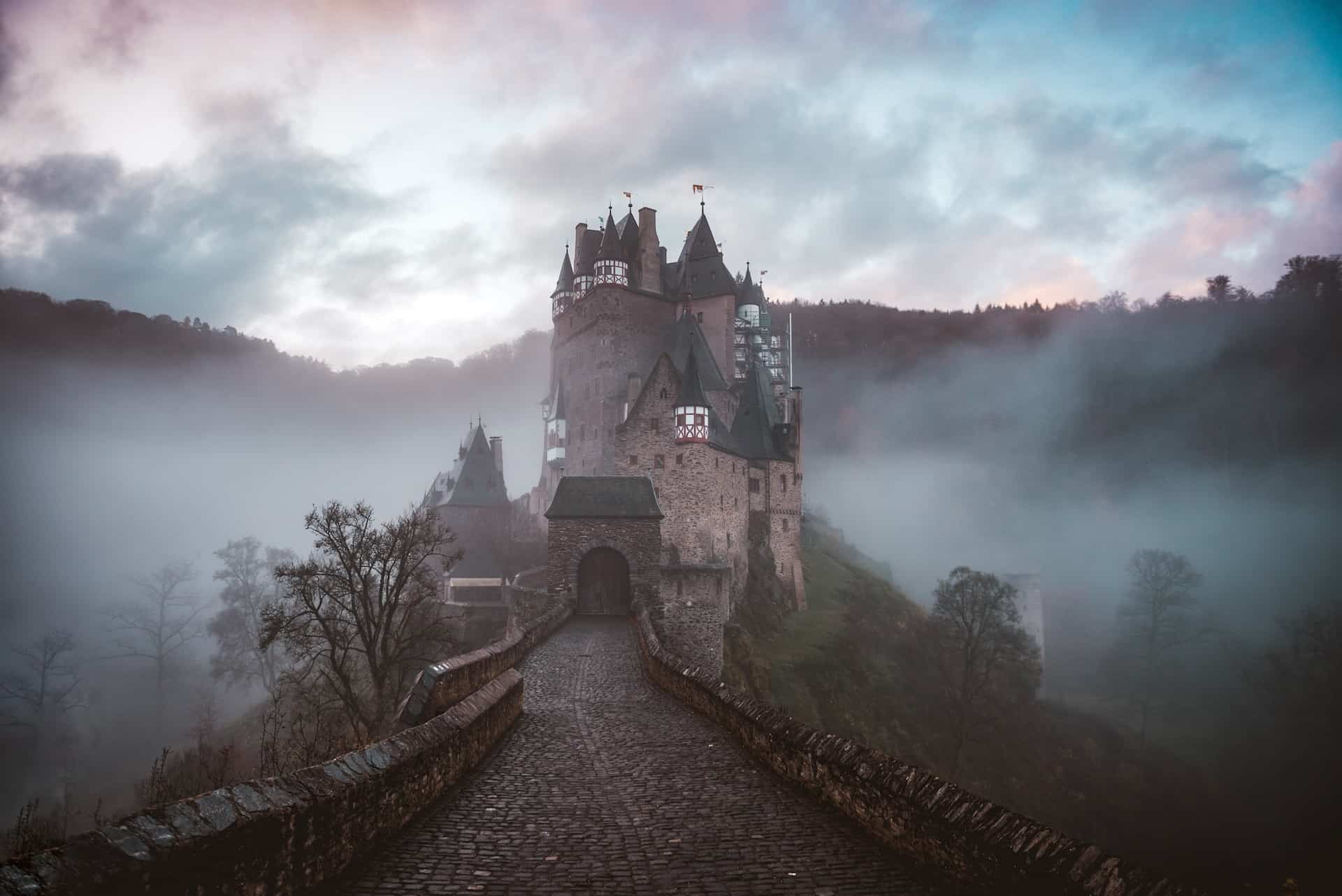 Château mystérieux dans le brouillard au crépuscule