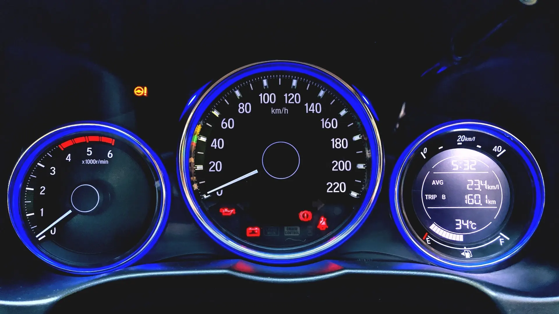 Tableau de bord voiture avec compteurs lumineux