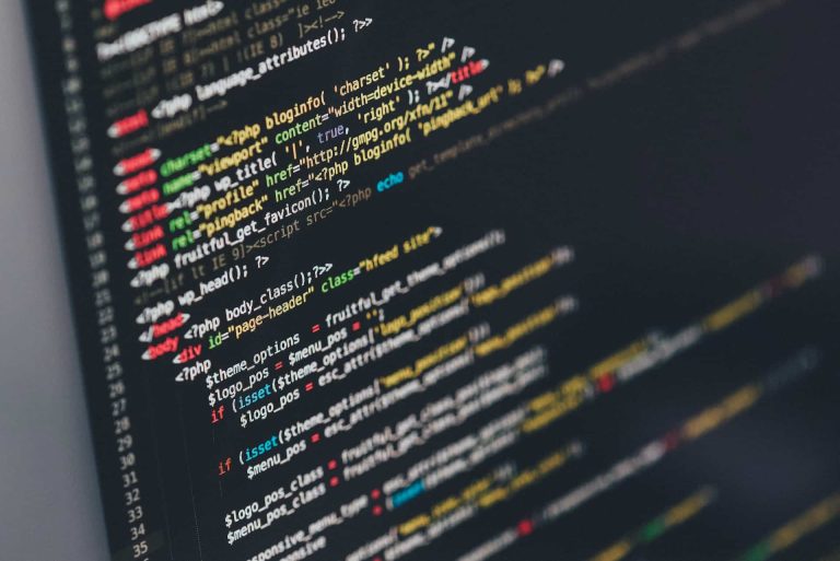 Code source sur écran d'ordinateur en gros plan.