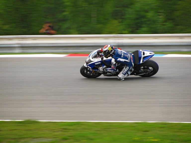 Motocycliste en course sur circuit