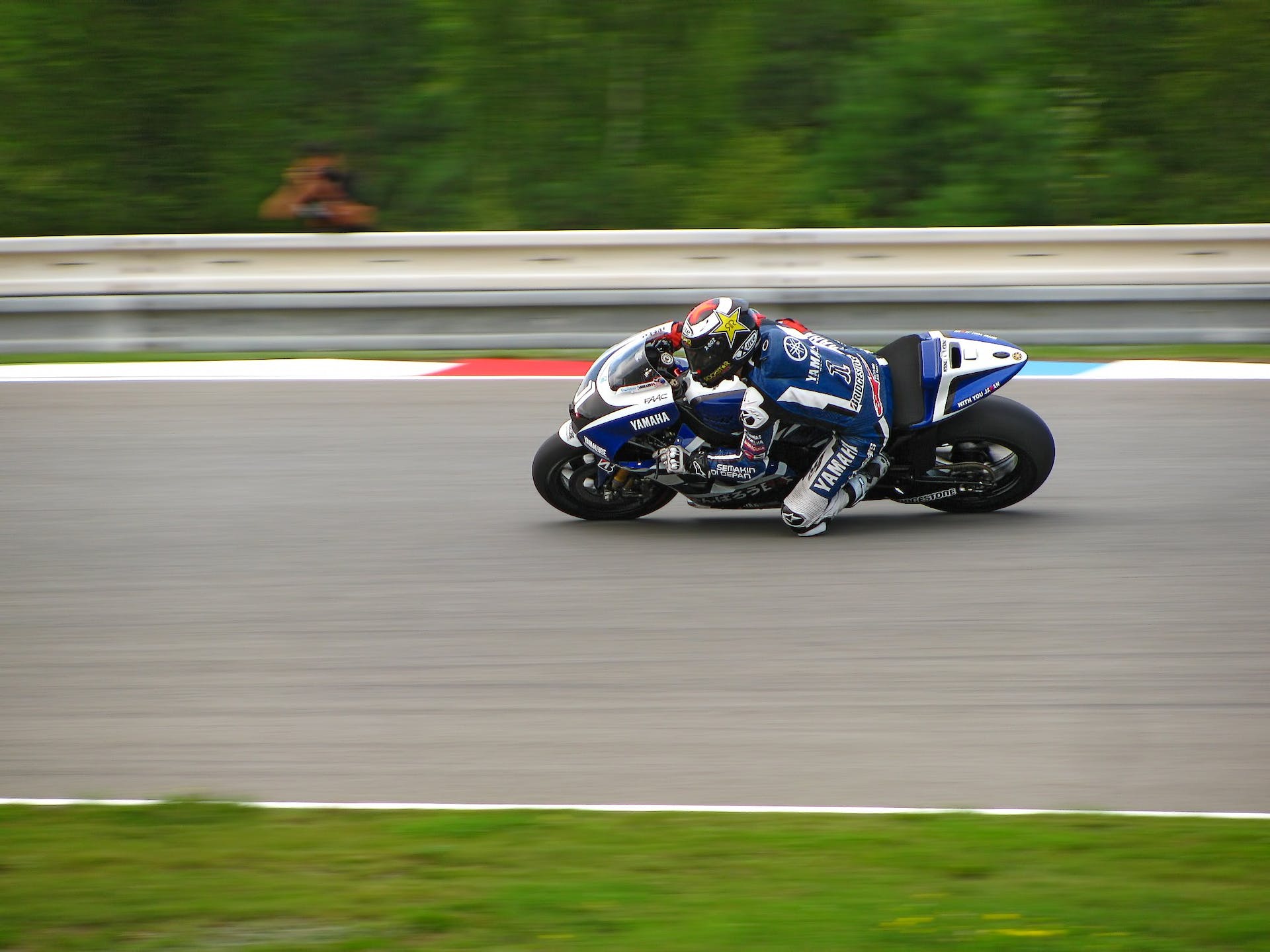 Motocycliste en course sur circuit