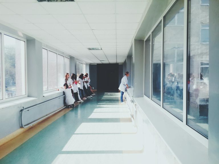 Personnel médical dans un couloir d'hôpital lumineux