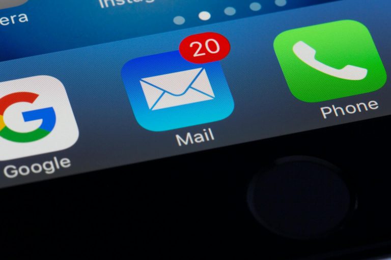 Icônes Google, Mail et Téléphone sur smartphone