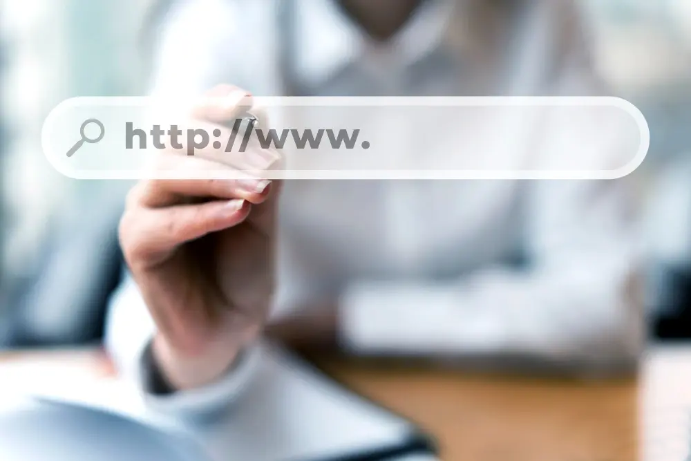 Personne tenant un icône de barre d'adresse web