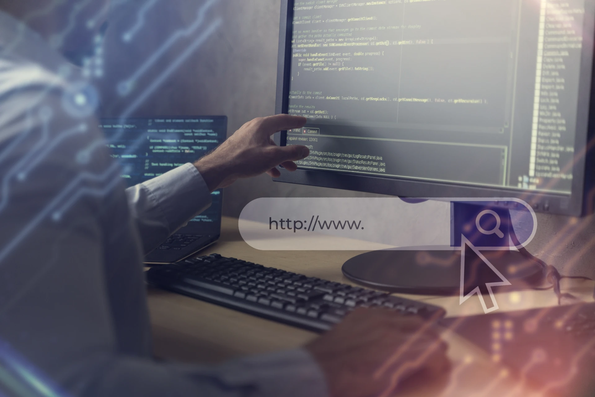 Programmeur modifiant du code sur un écran d'ordinateur
