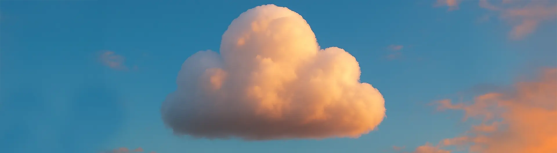 Nuage volumineux au coucher de soleil
