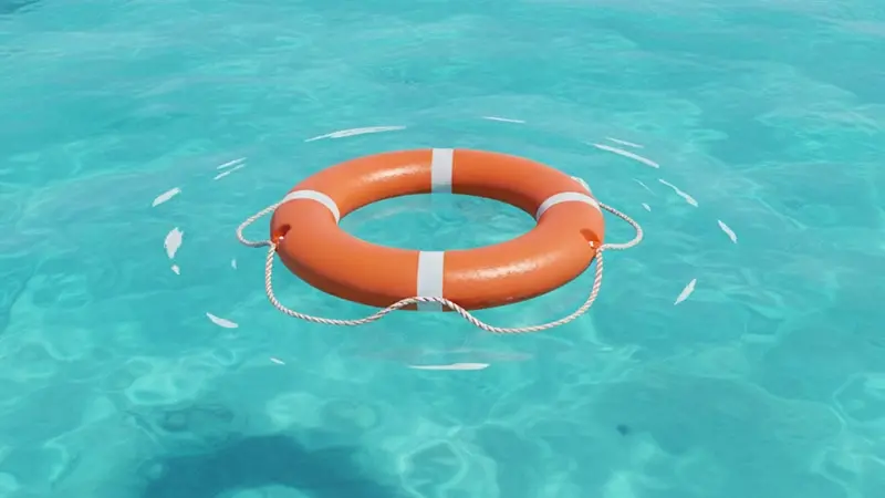 Bouée de sauvetage orange flottant dans l'eau claire