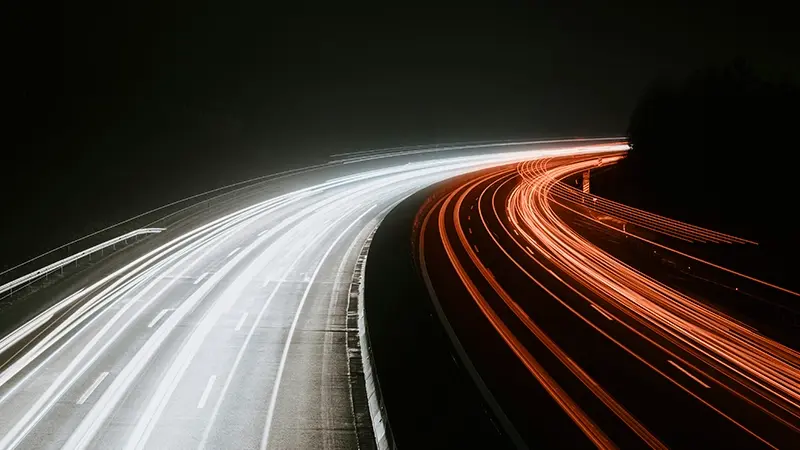Photographie longue exposition autoroute la nuit